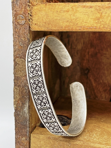 Silberner Armreif "Sia" mit Ornamenten im indischen Boho-Stil